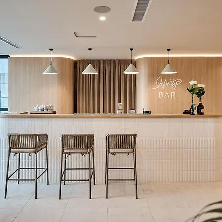 Aquawaves - Infinity Pool & Apartamento