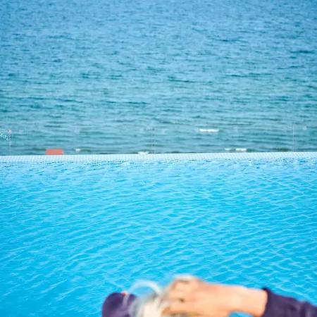 Aquawaves - Infinity Pool & *