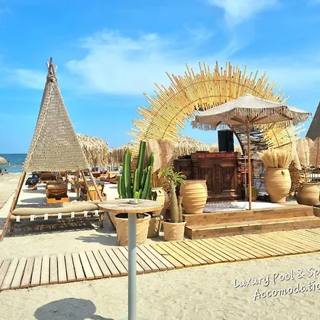 Aquawaves - Infinity Pool & *