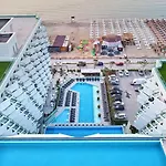 Aquawaves - Infinity Pool & 公寓
