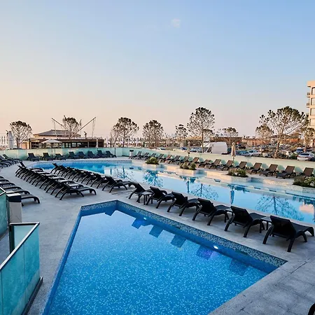 Aquawaves - Infinity Pool & Apartment