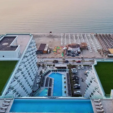 Aquawaves In Infinity Pool & Apartamento Năvodari