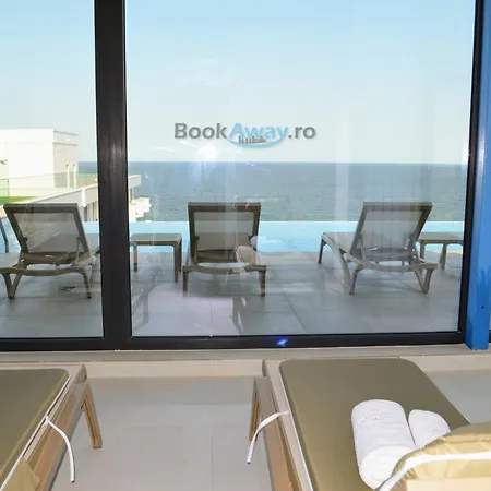 Aquawaves In Infinity Pool &