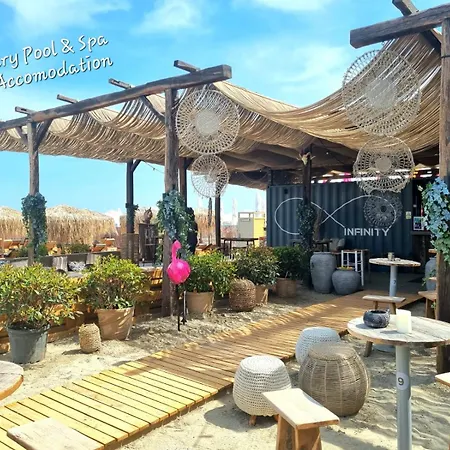 Aquawaves - Infinity Pool & *